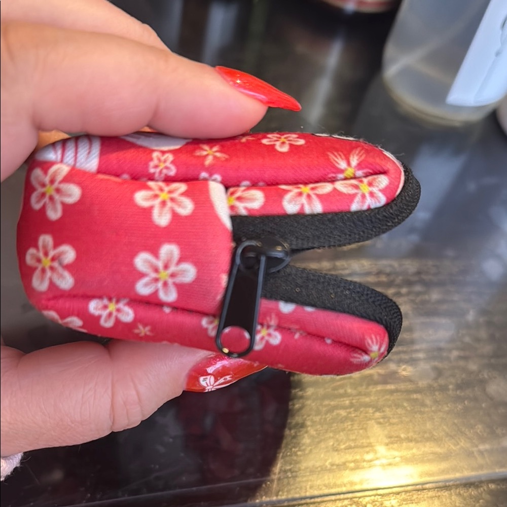 ❤️ Hello 🐱 Kitty Red Accessory Pouch - Picture 3 of 5
